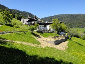 Die drei Kirchen und der Gasthof Bad Dreikirchen schmiegen sich idyllisch in die Landschaft ein.