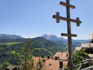 Vom Wetterkreuz am Ortsausgang von Barbian hat man einen schönen Blick auf den Schlern.
