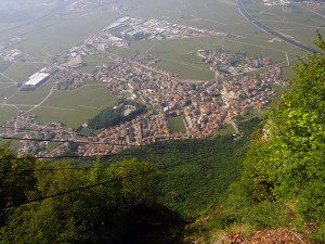 So sieht das bereits im Trentino liegende Mezzocorona aus der Vogelperspektive aus.