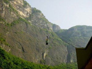 Die Seilbahnfahrt von Mezzocorona hinauf nach Monte ist nichts für schwache Nerven.